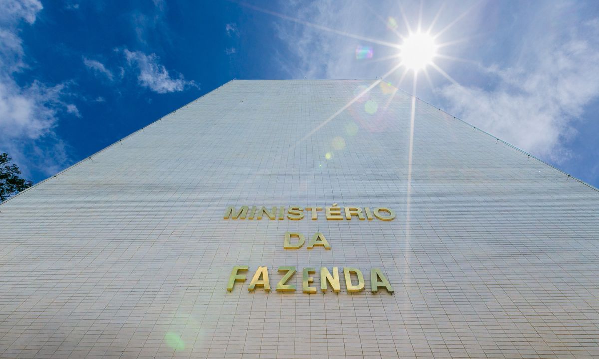 Governo Central tem super&aacute;vit de R$ 10,8 bilh&otilde;es em julho