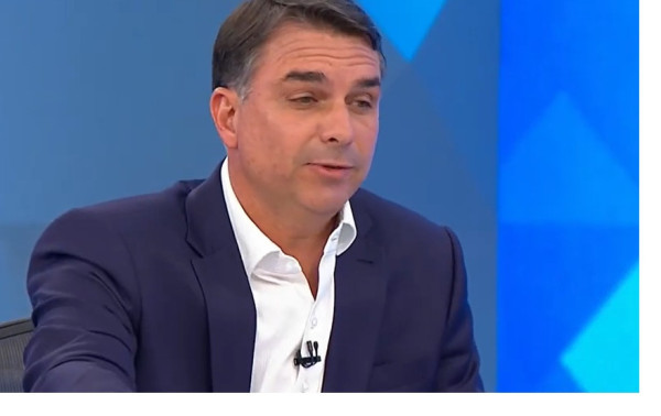 Fl&aacute;vio Bolsonaro: "N&atilde;o tem nada de errado" na rela&ccedil;&atilde;o com Vorcaro