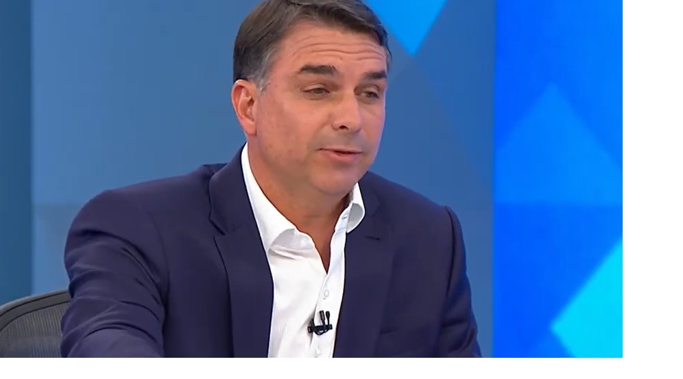 Fl&aacute;vio Bolsonaro: "N&atilde;o tem nada de errado" na rela&ccedil;&atilde;o com Vorcaro