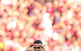 Flamengo vence o Botafogo no Maracan&atilde; e segue na briga pela lideran&ccedil;a do Brasileiro