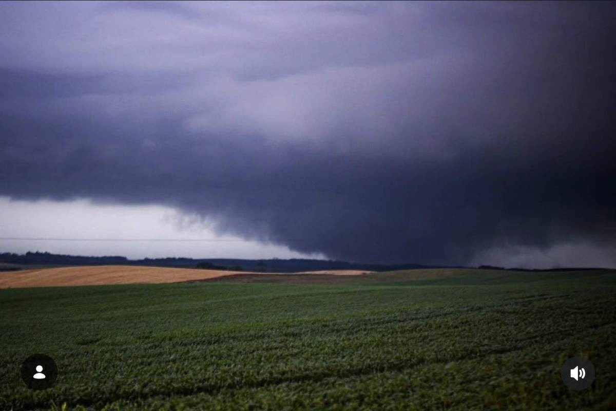 Defesa civil investiga a ocorr&ecirc;ncia de um tornado em Santa Catarina
