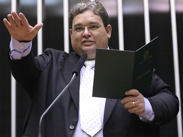 Projeto de lei sobre licen&ccedil;a‑pr&ecirc;mio segue aguardando despacho na C&acirc;mara