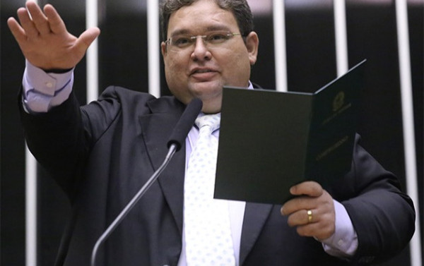 Projeto de lei sobre licen&ccedil;a‑pr&ecirc;mio segue aguardando despacho na C&acirc;mara
