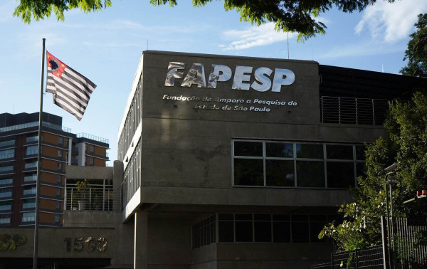 Sem recuo oficial do estado, cortes em bolsas da Fapesp no exterior passam a valer nesta ter&ccedil;a&nbsp;sob protesto de cientistas