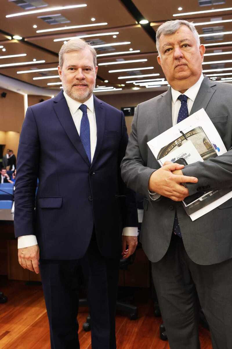 O ministro Dias Toffoli com o desembargador Cláudio Brandão