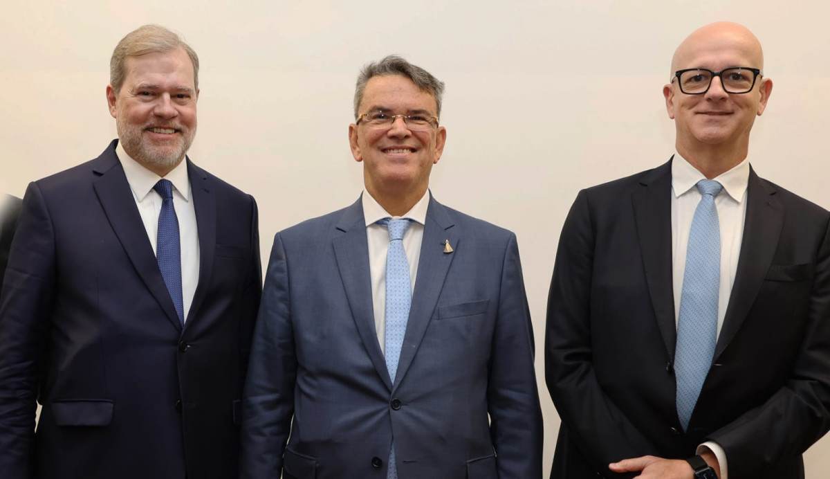 O ministro do Tribunal Superior Eleitoral Dias Toffoli com o presidente do TRE-RJ, desembargador Claudio de Mello Tavares e o vice-presidente do TRE-RJ,  desembargador Fernando Chagas