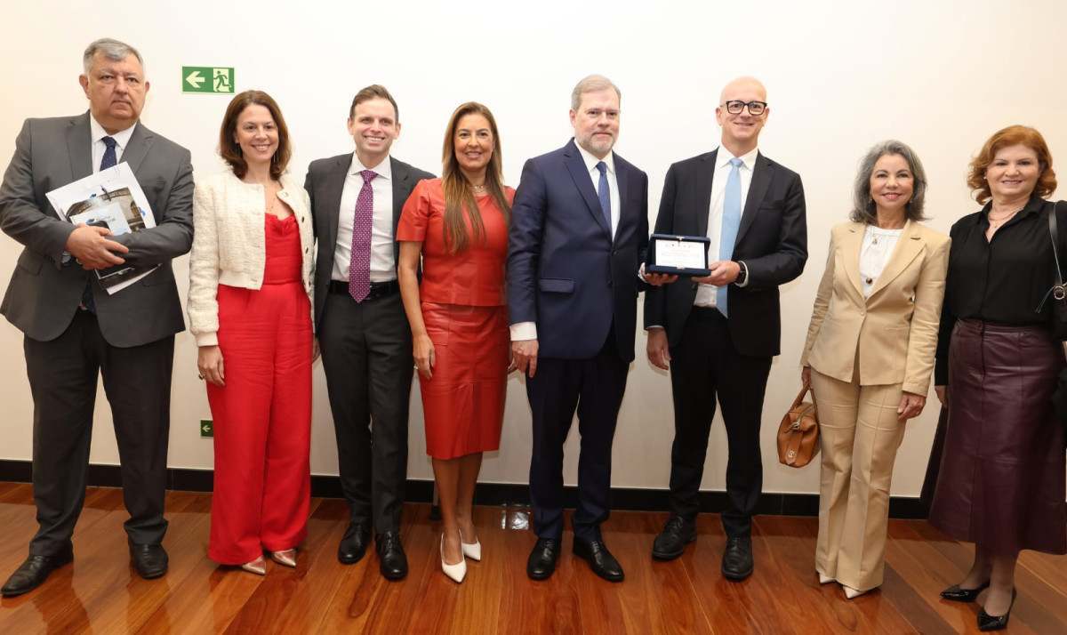 O ministro Dias Toffoli recebeu homenagem do desembargador Fernando Chagas ao lado dos magistrados Cláudio Brandão,  Eunice Haddad,  Bruno Bodart,  Renata Gil, Márcia Succi e Mônica Feldman