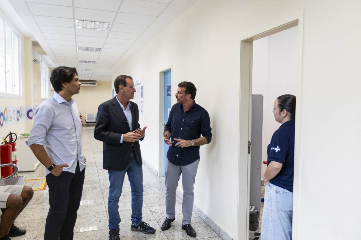 Eduardo Paes visita centro especializado para pessoas com TEA