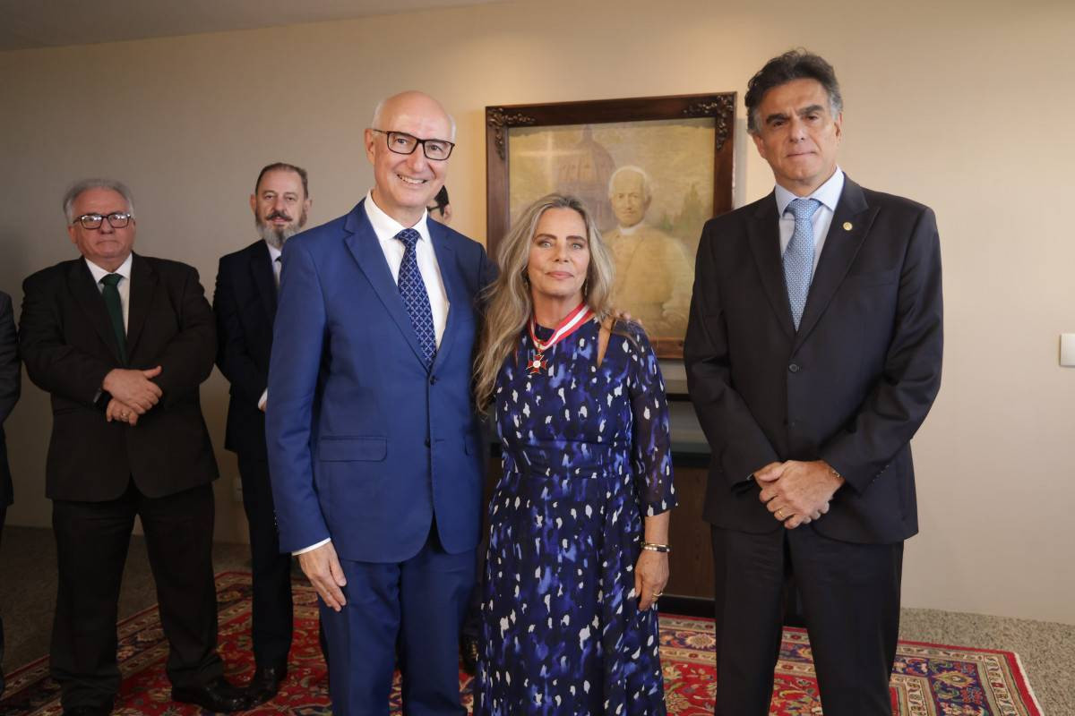 Bruna Lombardi recebe comenda do TST