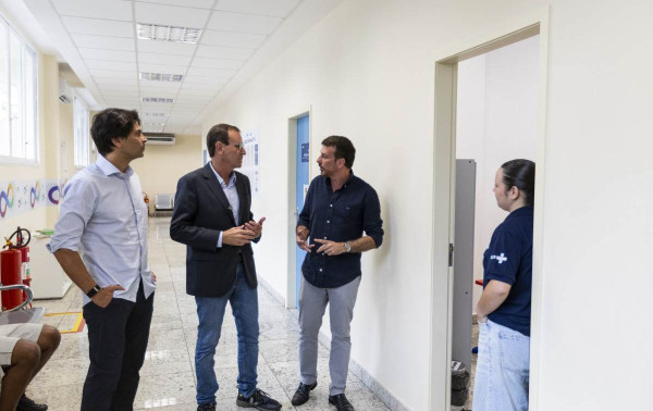Eduardo Paes visita centro especializado para pessoas com TEA