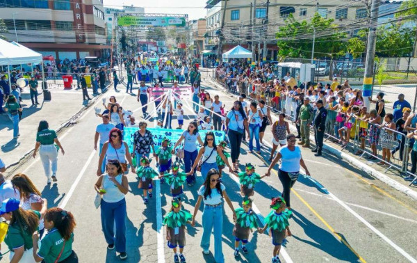 Desfile C&iacute;vico re&uacute;ne mais de 18 mil pessoas em S&atilde;o Jo&atilde;o de Meriti