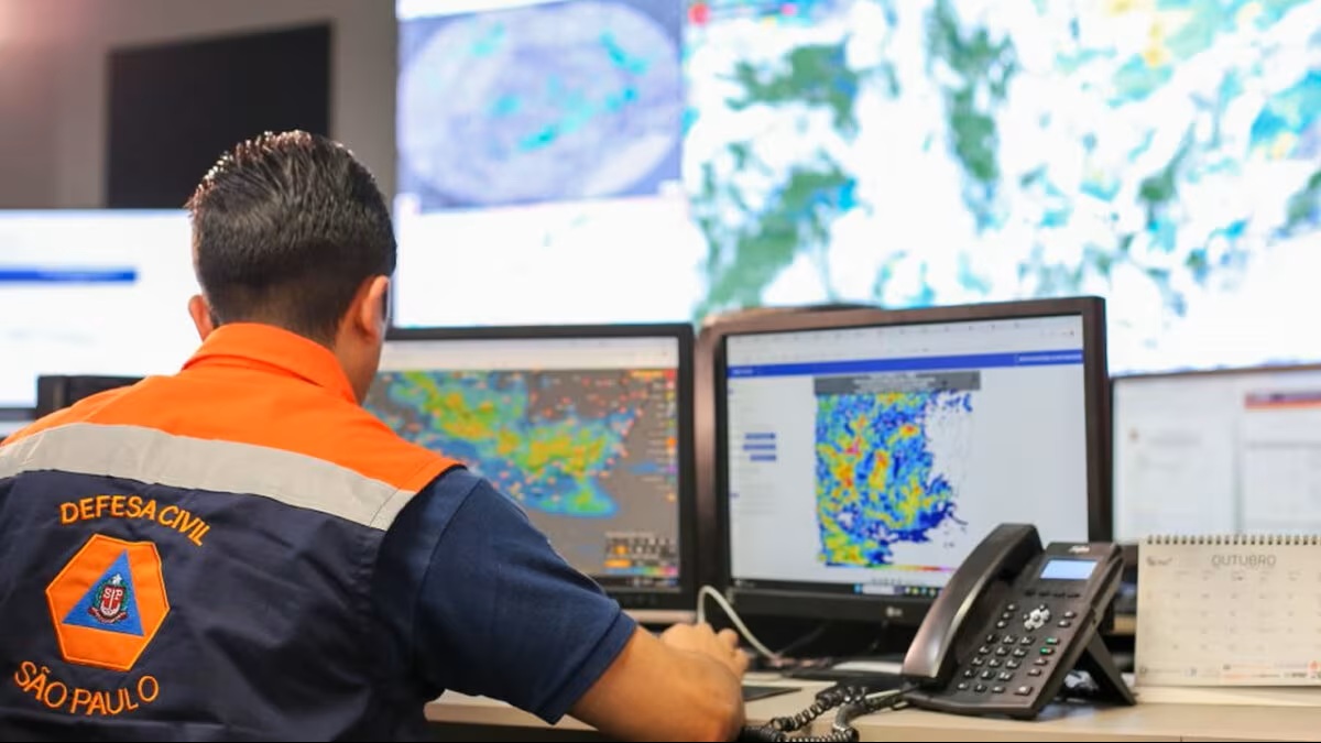 Chuva da madrugada causa queda de &aacute;rvores e novos destelhamentos em Campinas