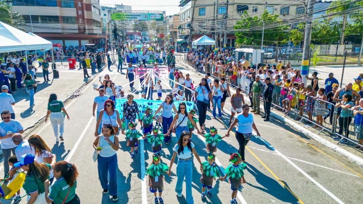 Desfile C&iacute;vico re&uacute;ne mais de 18 mil pessoas em S&atilde;o Jo&atilde;o de Meriti