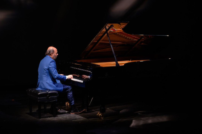 ROTEIRO MUSICAL: O piano ecl&eacute;tico de Gustavo Casenave