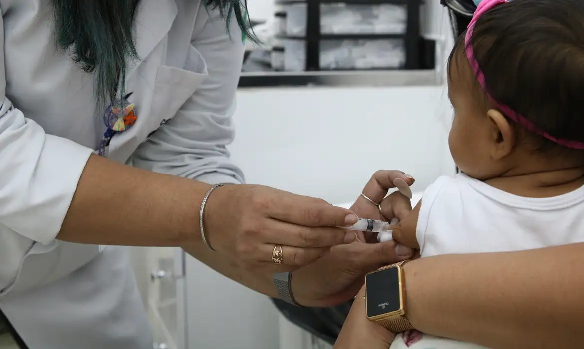 Secretaria de Sa&uacute;de do DF aplica 197 mil doses de vacinas