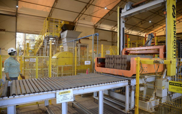 Produ&ccedil;&atilde;o industrial interrompe quedas e sobe 0,2% em julho