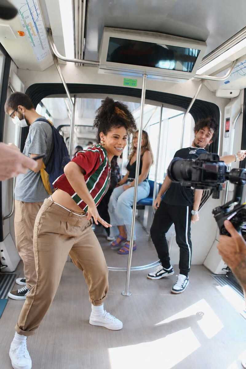 Dan&ccedil;a leva jovem de Petr&oacute;polis &agrave; R&uacute;ssia
