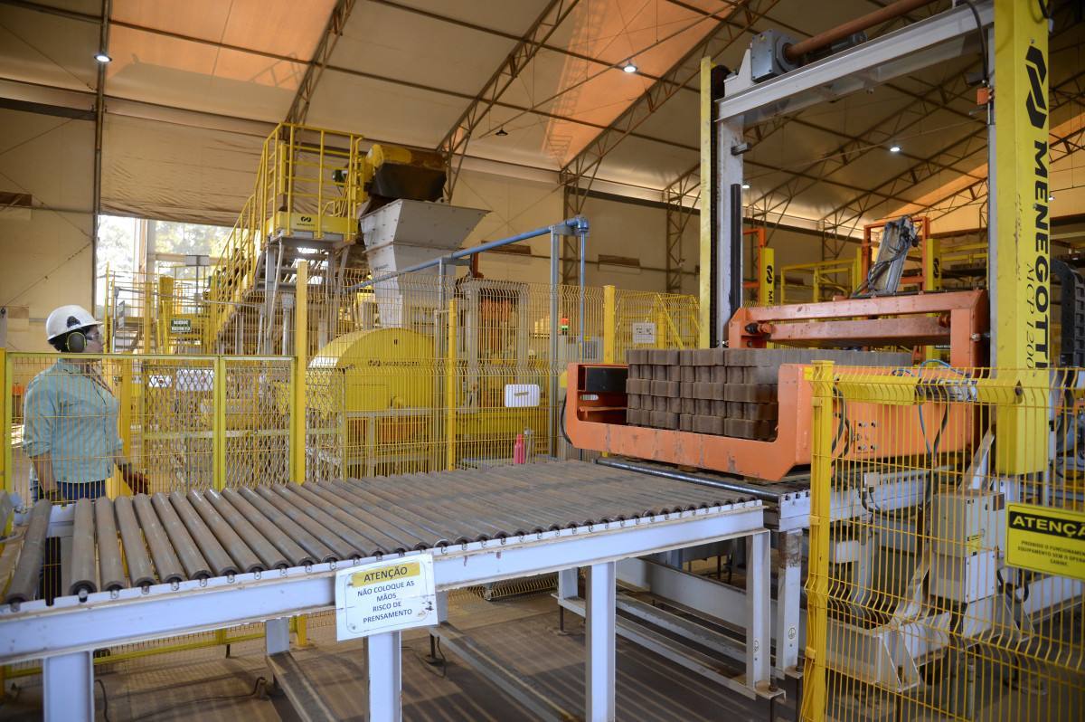 Produ&ccedil;&atilde;o industrial interrompe quedas e sobe 0,2% em julho