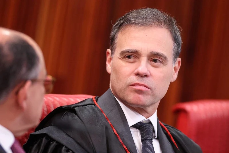 Mendon&ccedil;a confirma encontro com ex‑dono do Banco Master no STF