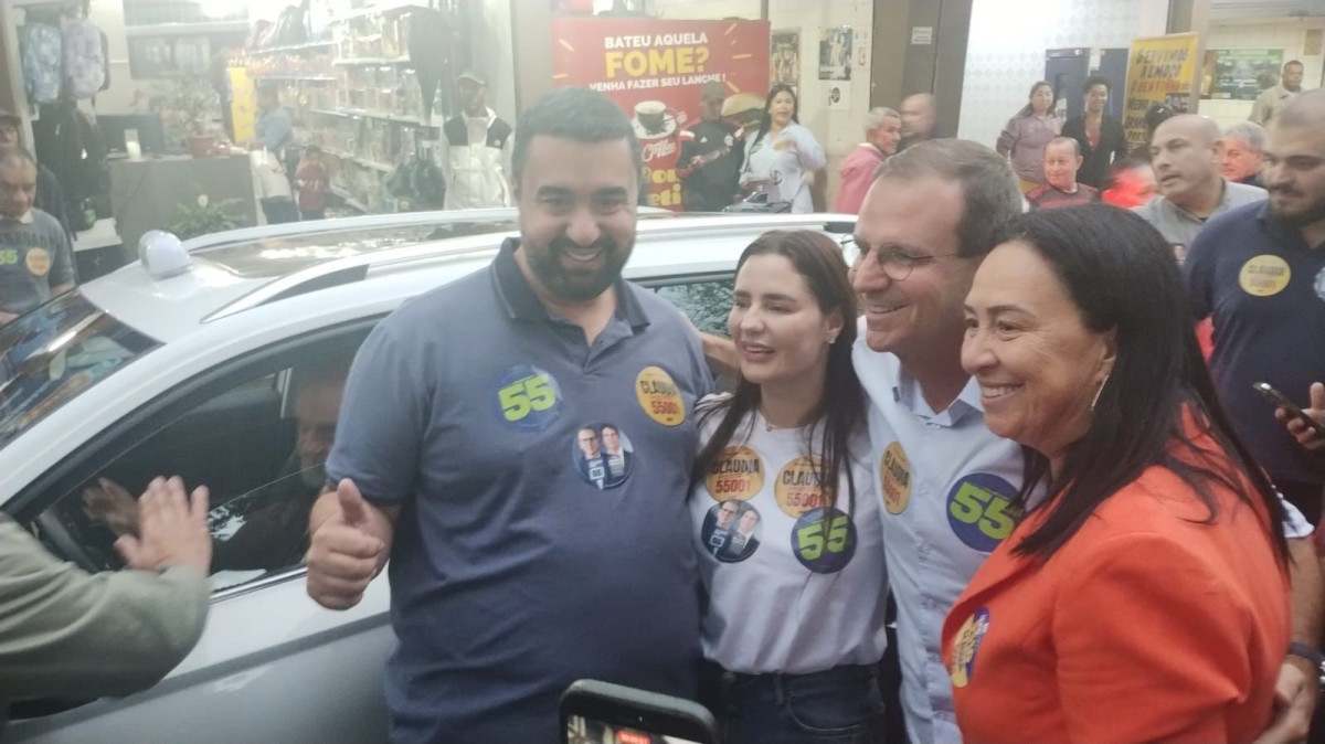 Paes sobe a Serra e faz caminhada com Cl&aacute;udia Vasconcellos em Ter&ecirc;