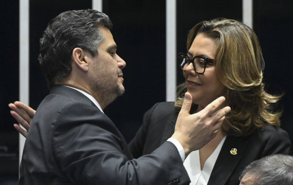 Congresso aprova fim da taxa das blusinhas monitorando impacto
