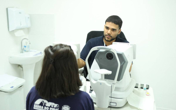 Crian&ccedil;as da rede municipal fazem exames no Hospital do Olho