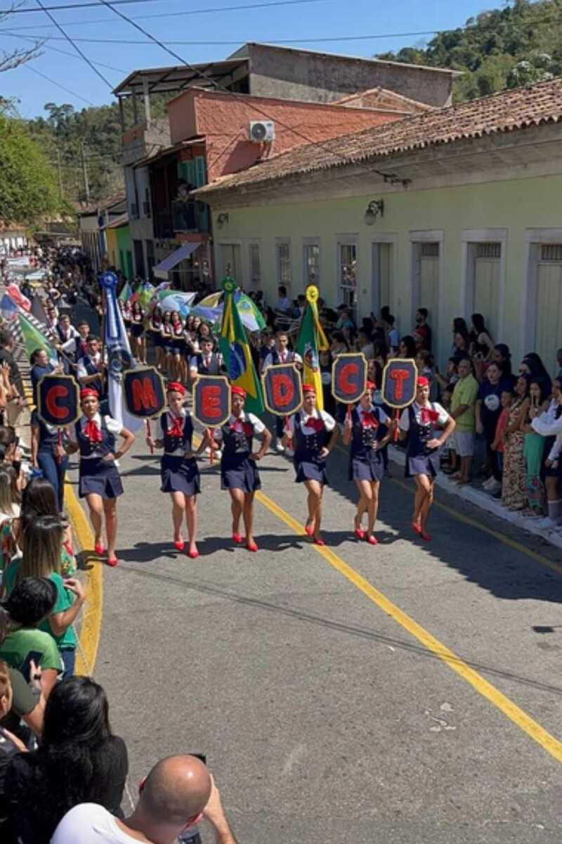 Desfile c&iacute;vico com foco na hist&oacute;ria de Rio Claro re&uacute;ne mil alunos da rede p&uacute;blica municipal