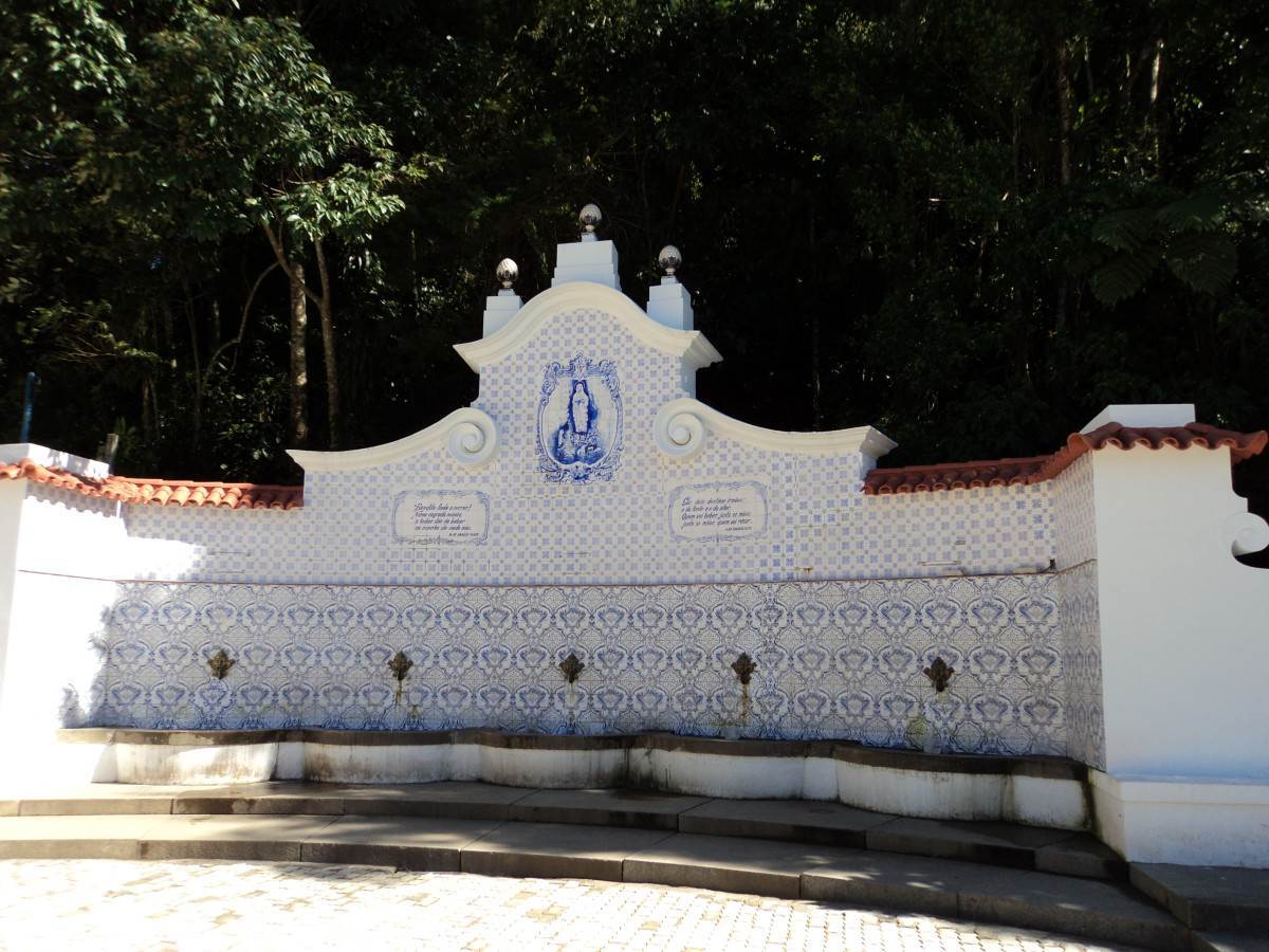 &Aacute;gua de tr&ecirc;s fontes impr&oacute;pria em Teres&oacute;polis