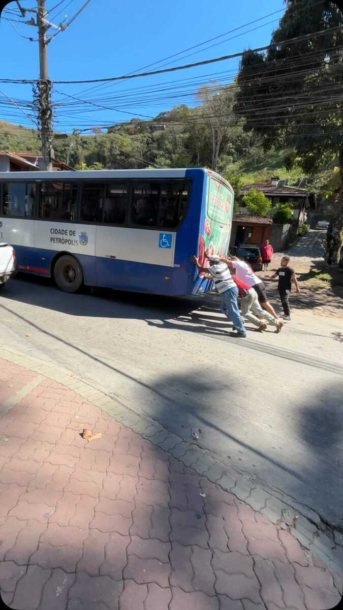 &Ocirc;nibus da TURP &eacute; empurrado por moradores no Santa M&ocirc;nica
