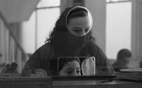 'Moscas': cult em P&B que zumbe encanto na MUBI