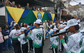 Desfile c&iacute;vico re&uacute;ne milhares de pessoas nas ruas de Valen&ccedil;a