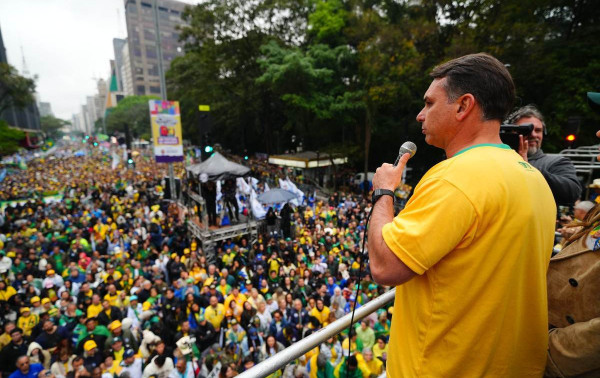 Fl&aacute;vio Bolsonaro mira Lula e Moraes em ato de 7 de Setembro na Paulista