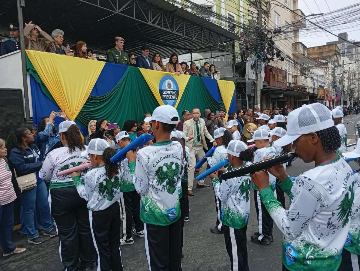 Desfile c&iacute;vico re&uacute;ne milhares de pessoas nas ruas de Valen&ccedil;a