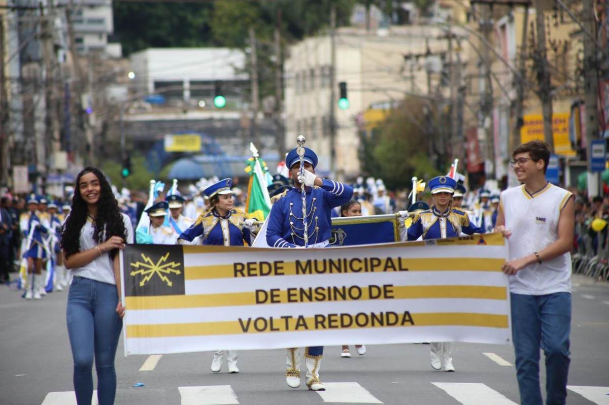 Desfile de 7 de Setembro re&uacute;ne 25 mil pessoas na Avenida Paulo de Frontin