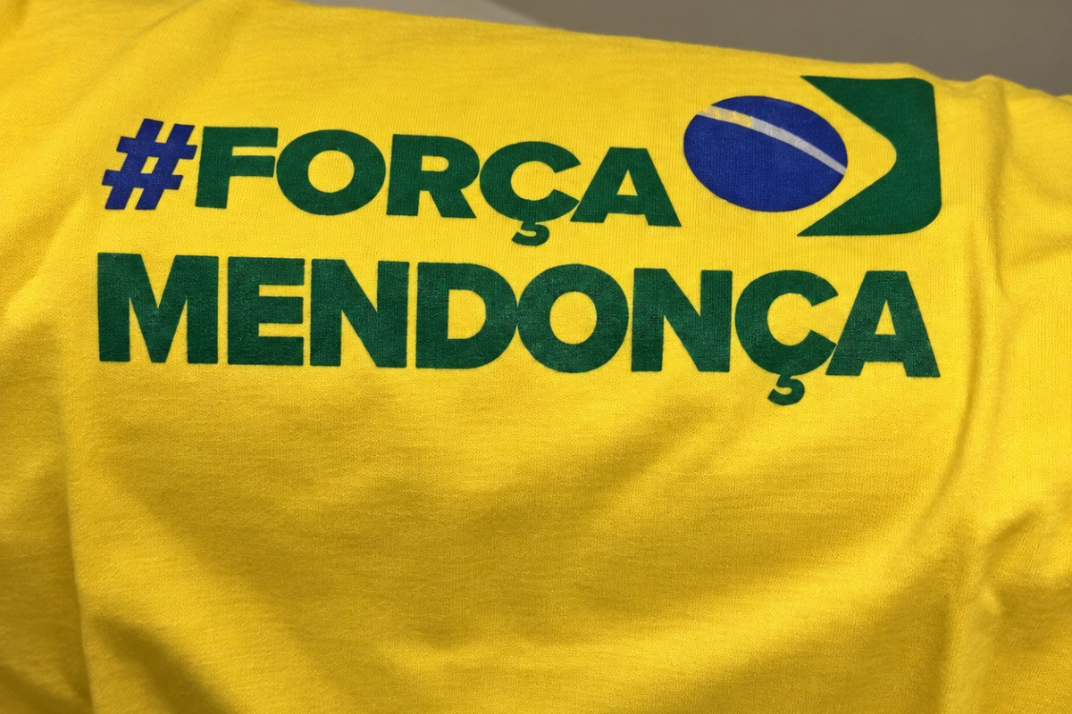 Nunes entrega camisetas de apoio a Andr&eacute; Mendon&ccedil;a