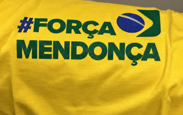 Nunes entrega camisetas de apoio a Andr&eacute; Mendon&ccedil;a