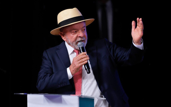 Tentando dist&acirc;ncia do Master, Lula pede "quebra completa" de sigilos