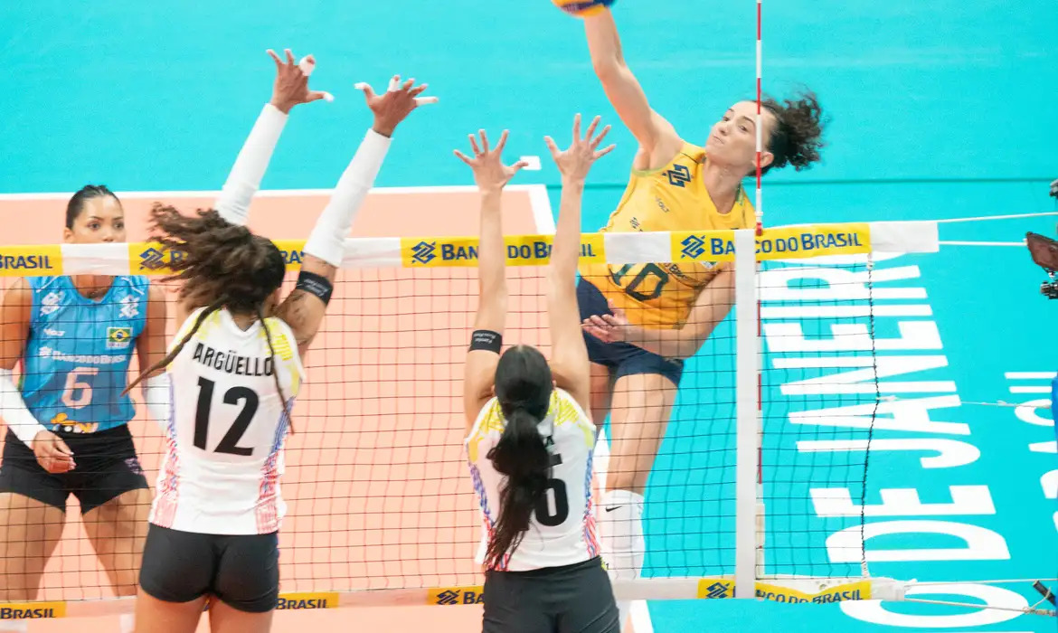 Sele&ccedil;&atilde;o Brasileira supera Venezuela em estreia no Sul‑Americano de v&ocirc;lei feminino