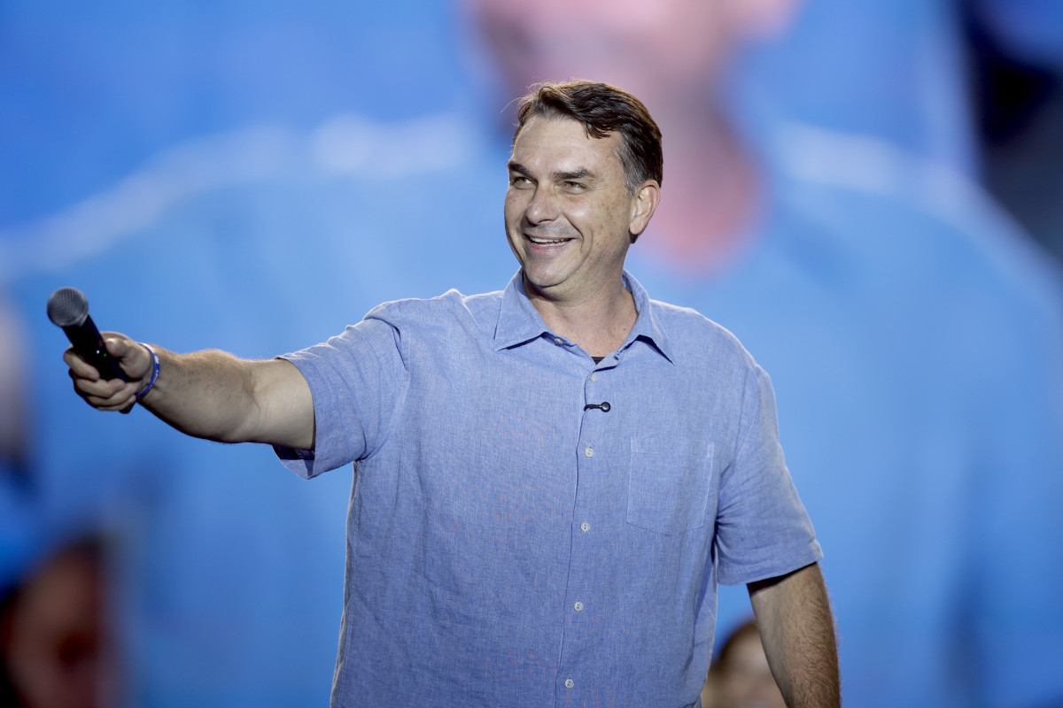 Ap&oacute;s 90 dias de proibi&ccedil;&atilde;o, Fl&aacute;vio Bolsonaro visita o pai em pris&atilde;o domiciliar