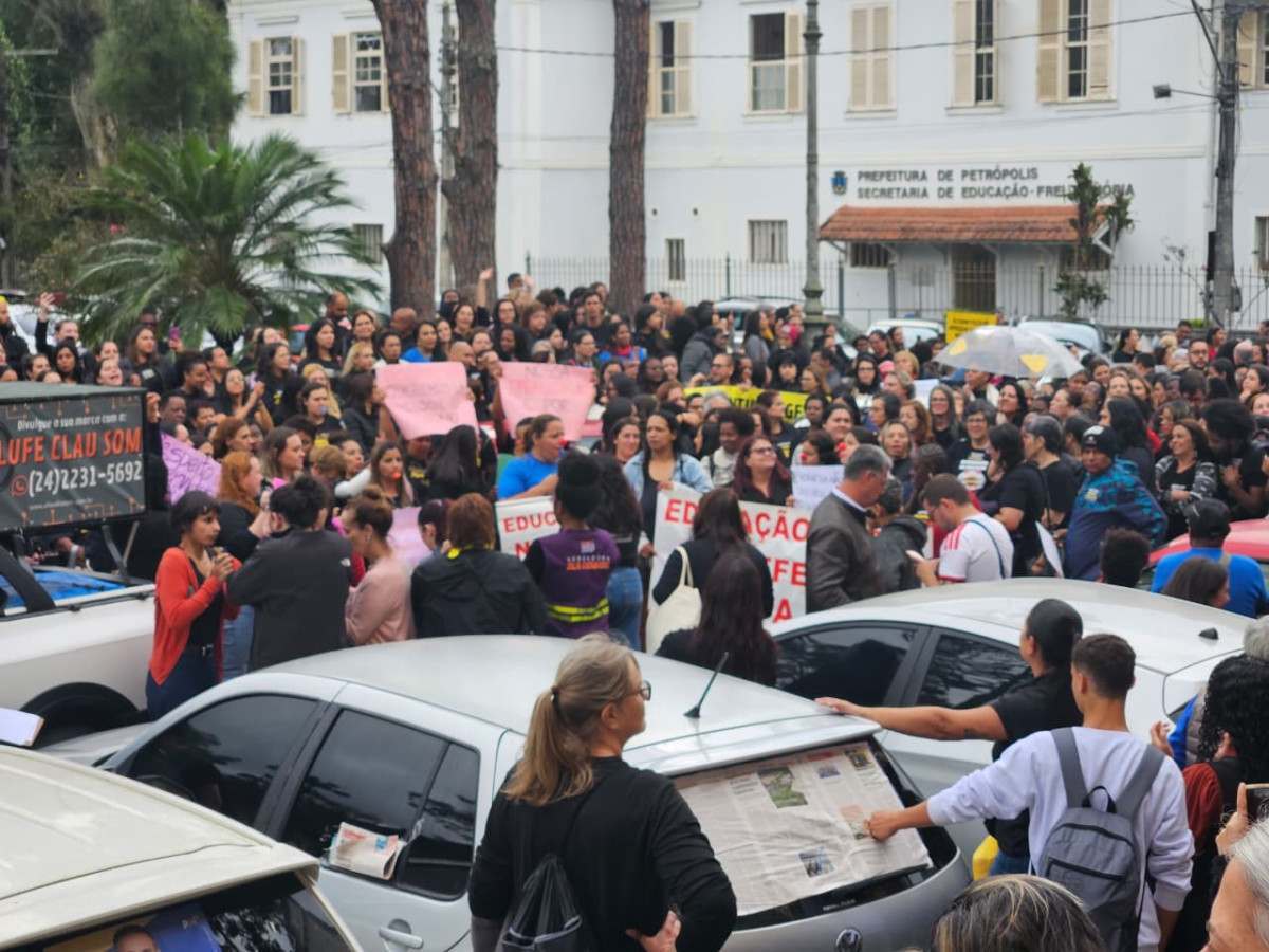 Educa&ccedil;&atilde;o nas ruas: profissionais protestam no Centro Hist&oacute;rico
