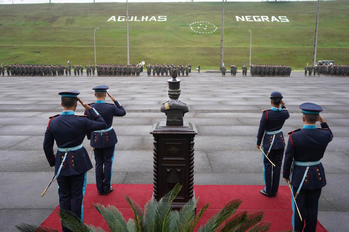 Aman recebe visita internacional e tem demonstra&ccedil;&atilde;o de blindado
