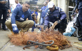 Opera&ccedil;&atilde;o apreende 200 kg de fios em ferro‑velho