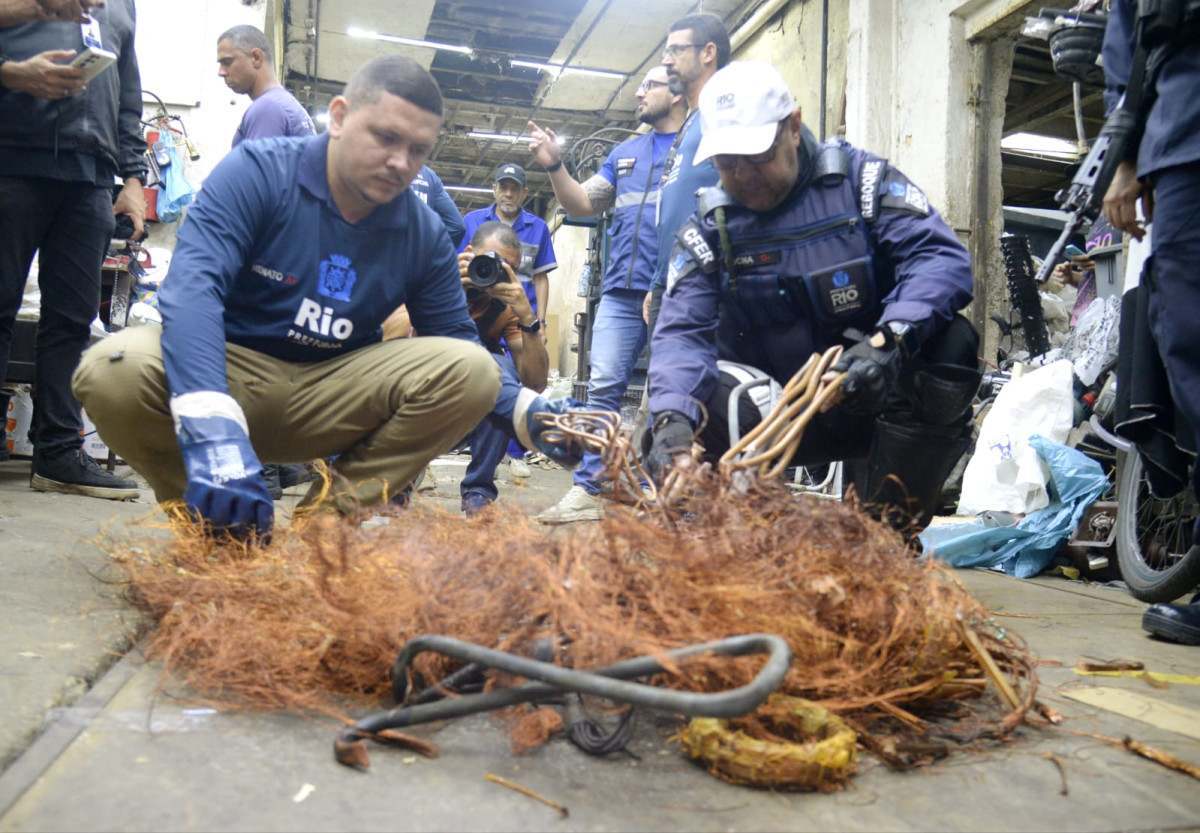 Opera&ccedil;&atilde;o apreende 200 kg de fios em ferro‑velho