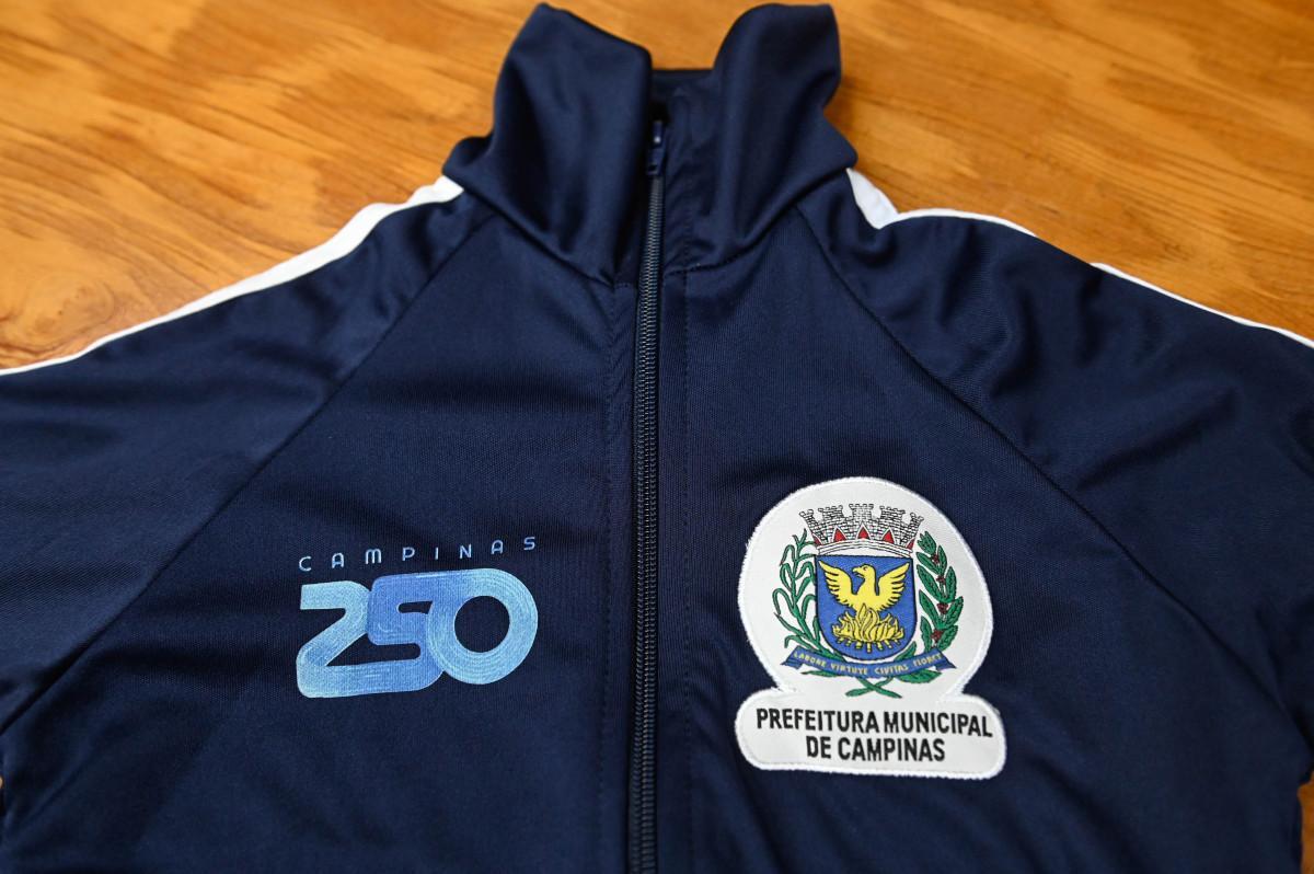 Prefeitura aciona pol&iacute;cia e investiga descarte de mais de 400 uniformes escolares em rodovia