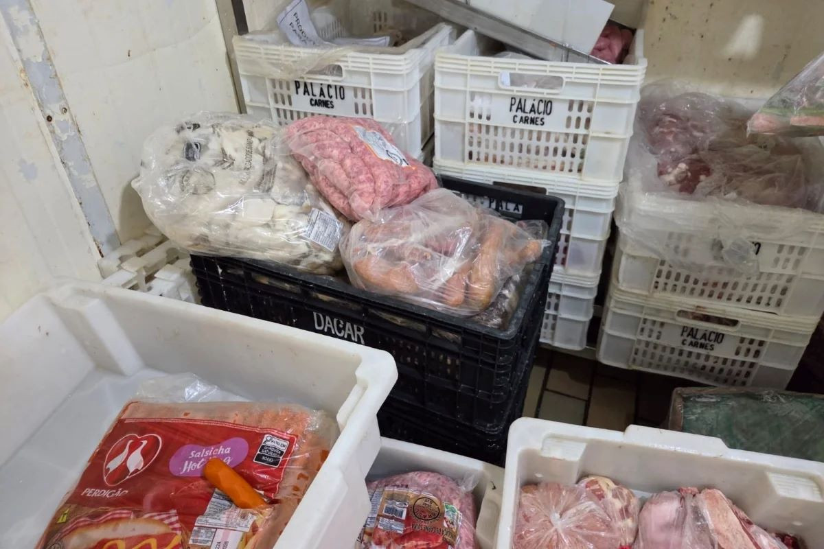 Pol&iacute;cia apreende carne 'maquiada'e vencida em a&ccedil;ougue de Indaiatuba