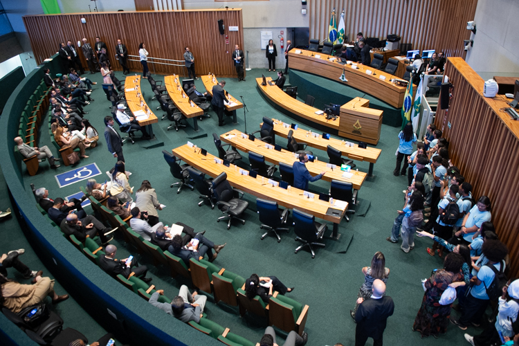 BRASILIANAS | Perfil dos candidatos &agrave; C&acirc;mara Legislativa em 2026 revela disputa mais enxuta e concentra&ccedil;&atilde;o et&aacute;ria
