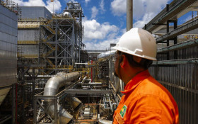 Petrobras recebe R$ 2,6 bi: diesel fica mais barato?