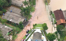 Chuva causa alagamentos e deslizamentos em Juquitiba