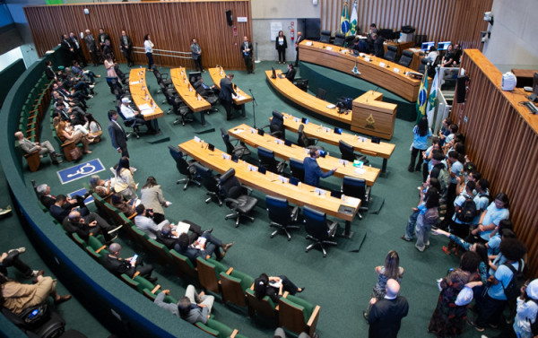 BRASILIANAS | Perfil dos candidatos &agrave; C&acirc;mara Legislativa em 2026 revela disputa mais enxuta e concentra&ccedil;&atilde;o et&aacute;ria