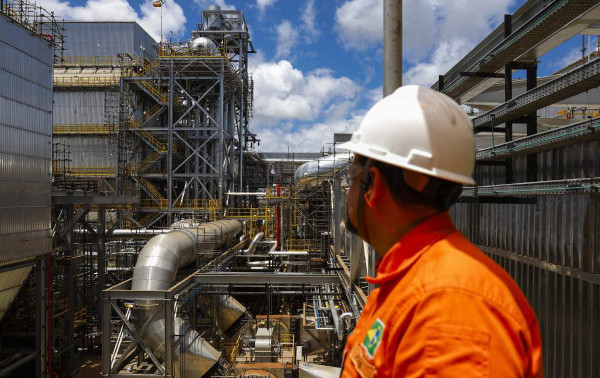 Petrobras recebe R$ 2,6 bi: diesel fica mais barato?